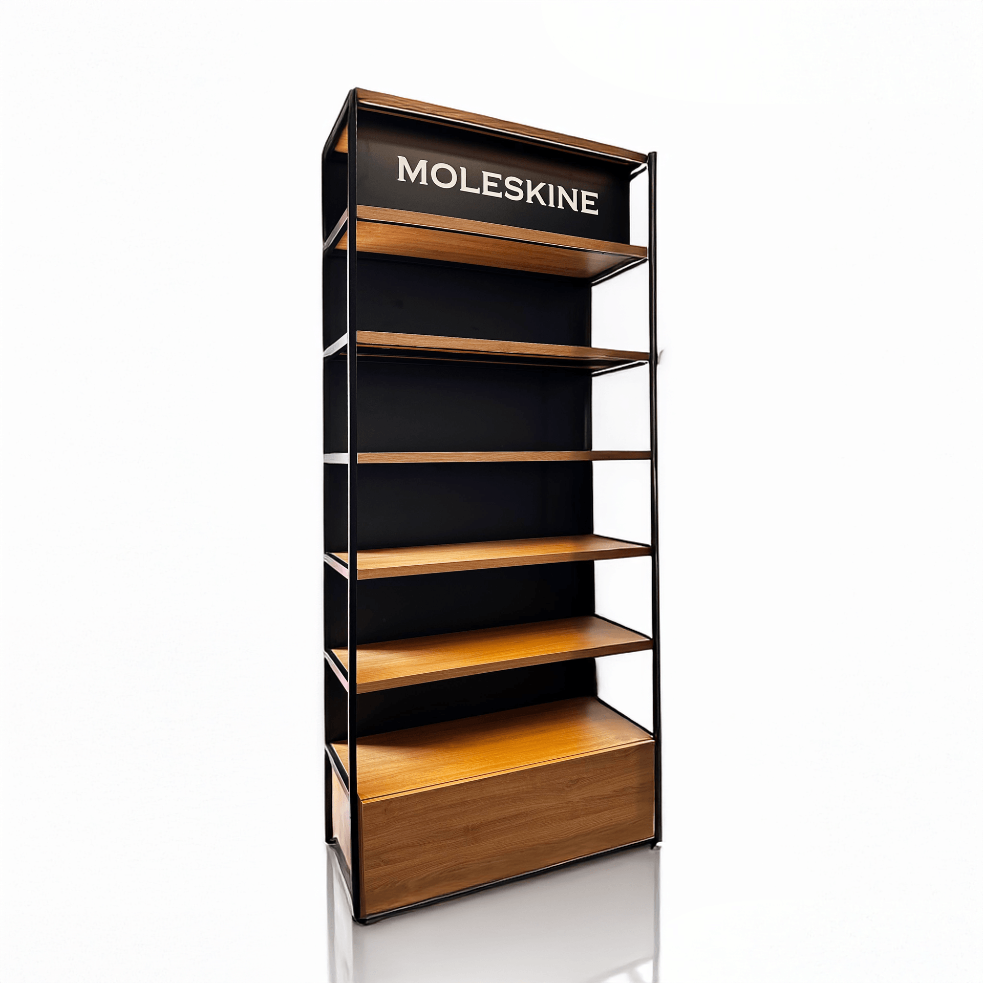 Expositor iluminado vertical de suelo, con estructura metálica negra y con baldas horizontales de madera. En la parte superior, lleva un cartel con la palabra "MOLESKINE", que identifica la marca exhibida.