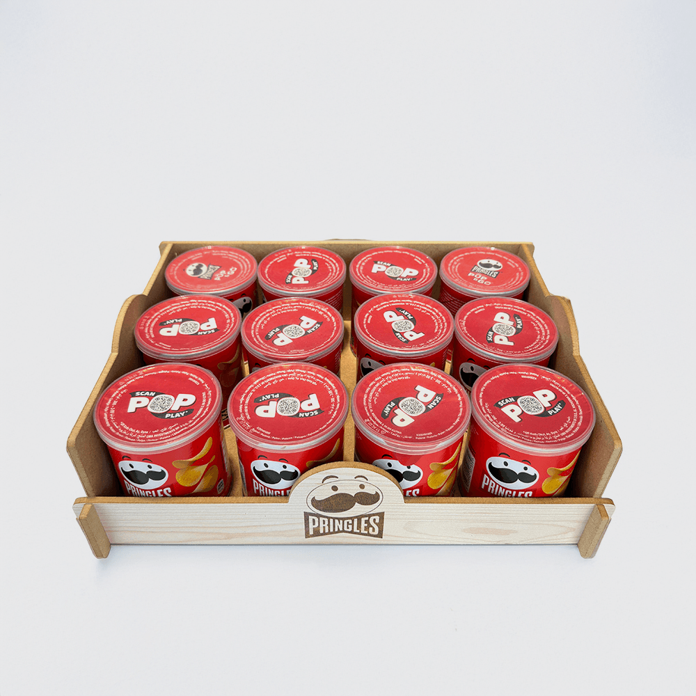 Bandeja de madera personalizada con branding Pringles para exhibición de snacks.