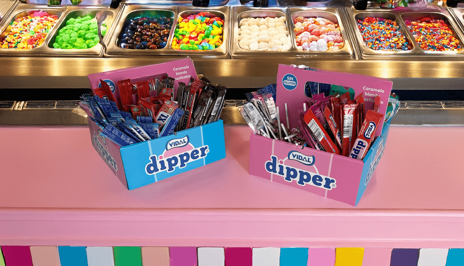 Expositor de cartón para caramelos Vidal Dipper en mostrador de tienda.