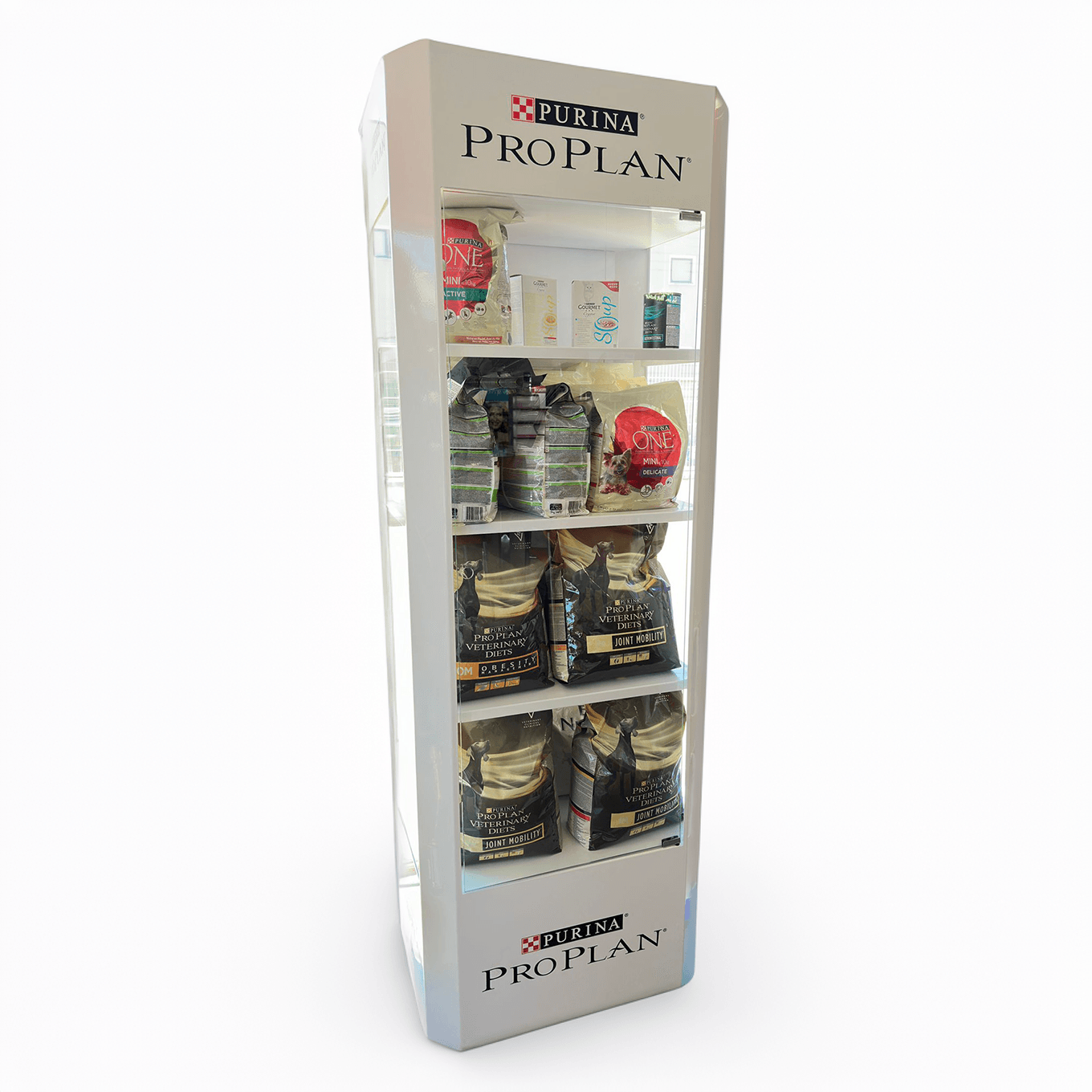 Vitrina expositora blanca de metal, con puerta de cristal con sacos de comida para perro de la marca Purina.