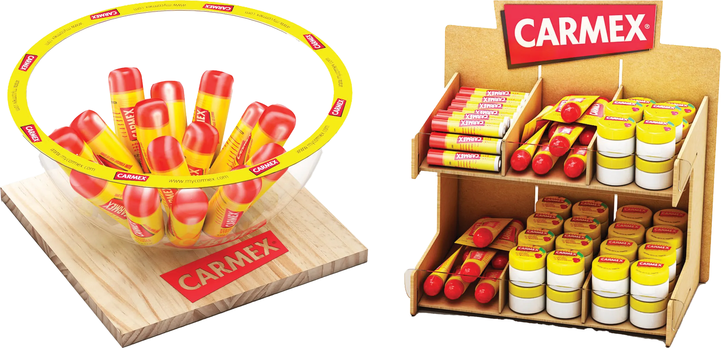 Pecera transparente de Carmex con aro amarillo impreso, llena de sticks labiales sobre una base cuadrada de madera de pino, junto al sobremesa de Carmex en tablero con dos baldas de cubetas inclinadas cargadas de sticks, tubos y tarros