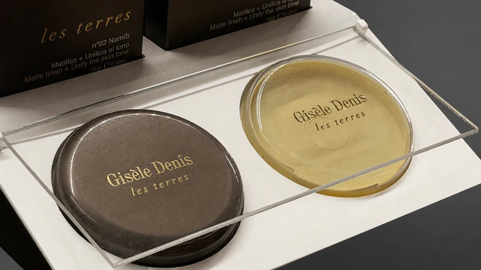 Plateau de testeurs Gisèle Denis les terres avec deux poudriers maintenus par une plaque de plexiglas transparent qui couvre tout le plateau