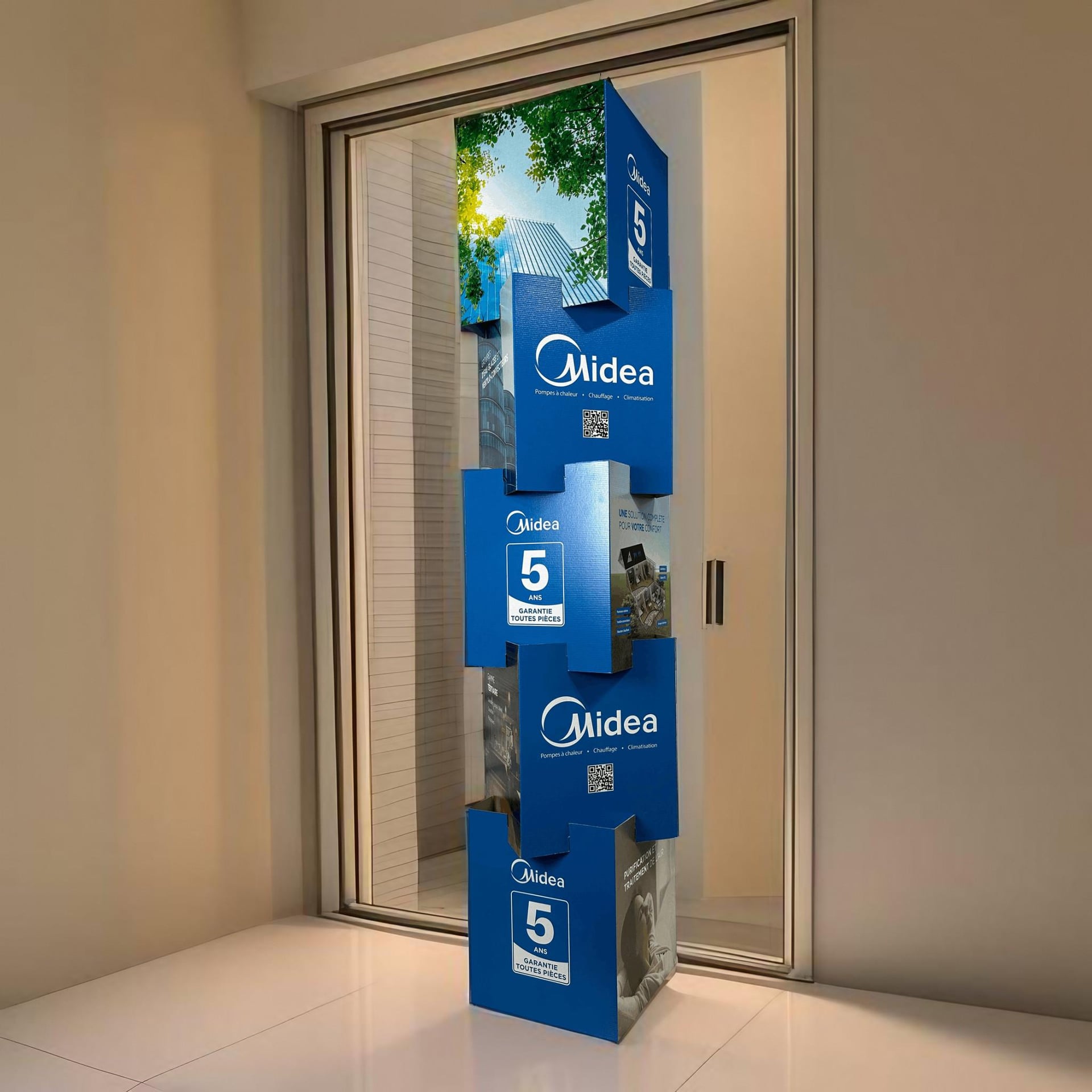 Présentoir cartonné de rappel de marque pour Midea. Très léger et durable.