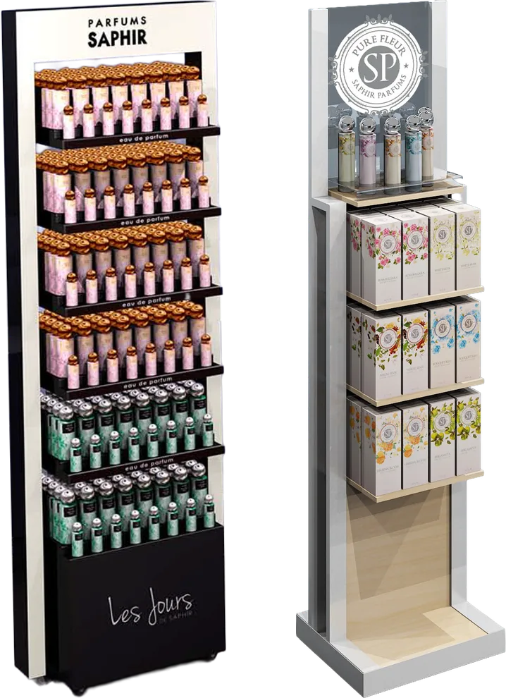 Dos expositores de suelo de Parfums Saphir, el de Les Jours en blanco y negro con seis baldas llenas de eau de parfum y el logotipo en el zócalo, y el de Pure Fleur con una bandeja transparente de probadores arriba y tres baldas de estuches florales